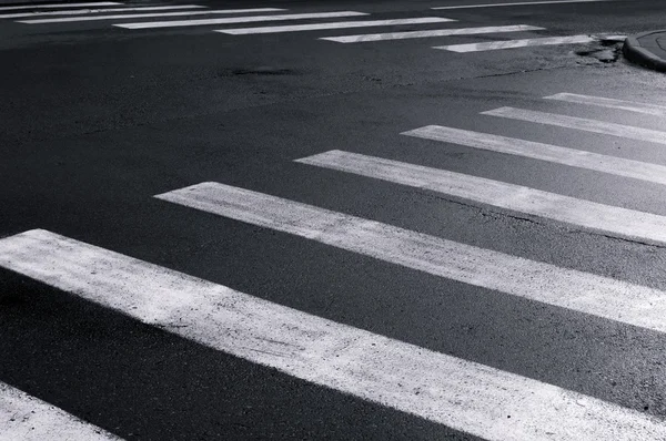 Crosswalk na cidade rua closeup preto e branco vista — Fotografia de Stock