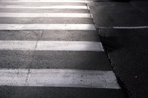 Crosswalk na cidade rua closeup. Vista horizontal — Fotografia de Stock