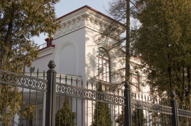 çitin arkasında modern ev