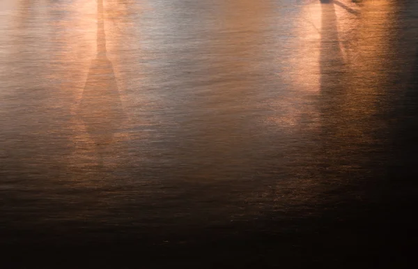 Agua por la noche a la luz de la linterna — Foto de Stock