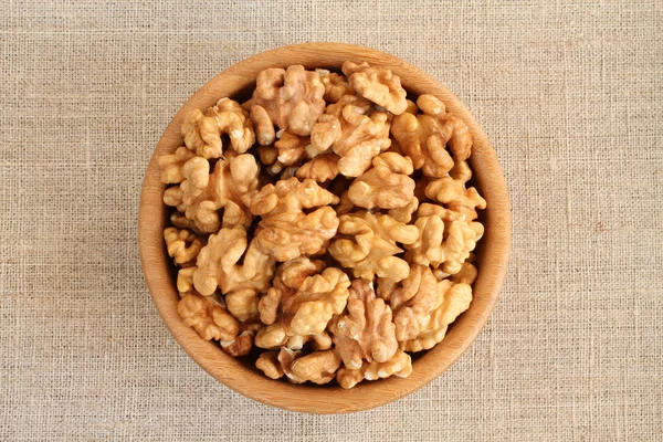 Kaba keten bez üzerinde bambu kase büyük kabuklu ceviz