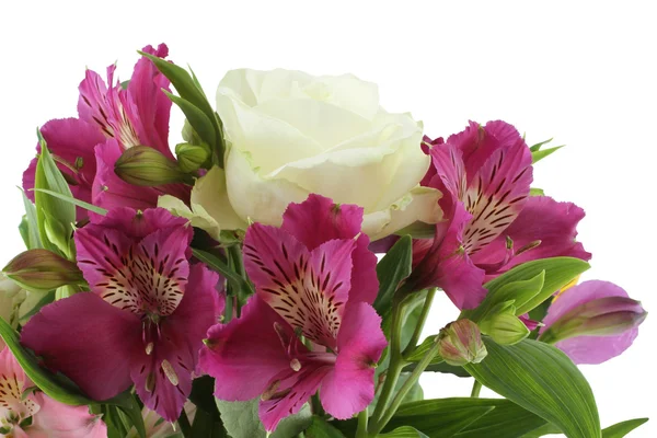Μπουκέτο με λουλούδια πασχαλιά Αλστρομέριες και άσπρα τριαντάφυλλα που απομονώνονται σε λευκό φόντο — Φωτογραφία Αρχείου