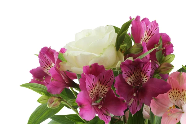 Strauß lila Alstroemeria Blumen und weiße Rosen isoliert auf weißem Hintergrund — Stockfoto