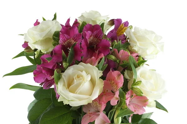 Μπουκέτο με λουλούδια πασχαλιά Αλστρομέριες και άσπρα τριαντάφυλλα που απομονώνονται σε λευκό φόντο — Φωτογραφία Αρχείου