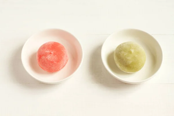 Dwa Rodzaje Japońskiego Deseru Mochi Granat Miodem Zielona Herbata Matcha — Zdjęcie stockowe