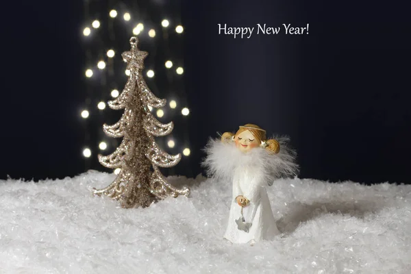 Іграшковий Ангел Стоїть Поруч Іграшкового Срібного Різдвяного Дерева Штучному Білому — стокове фото