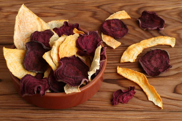 Mix Dried Beetroot Pumpkin Vegetable Crisps Lying Ceramic Bowl Wooden — Stock fotografie