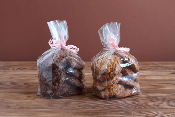 Two Types Oatmeal Cookies Chocolate Dried Cranberries Transparent Bags Wooden — Stock Photo, Image