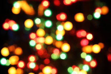 Siyah arkaplanda bulanık sarı, beyaz, kırmızı, yeşil ve mavi ışıklar