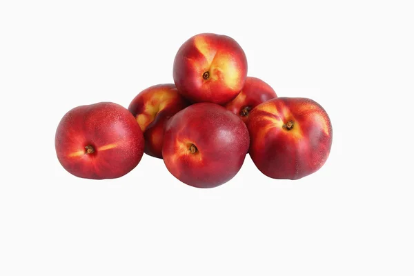 Nektarinler beyaz arkaplanda izole edilmiş