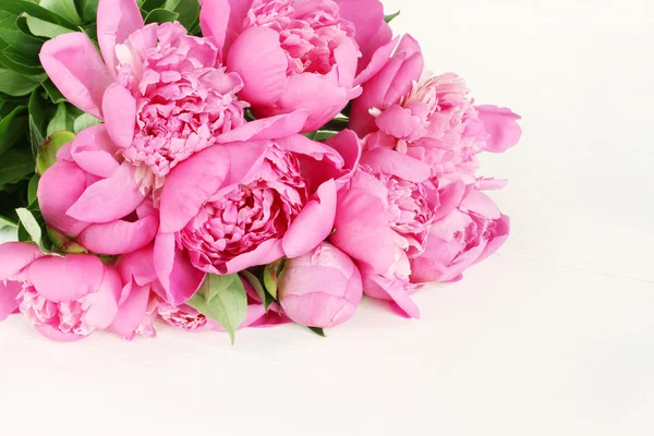 Bouquet of small pink peonies on white painted wooden background — Stock Photo, Image