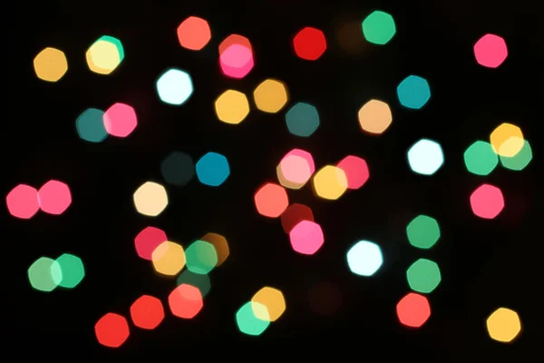 Luzes coloridas desfocadas no fundo preto — Fotografia de Stock