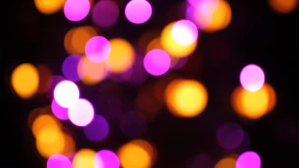 Lumières colorées déconcentrées scintillant sur fond noir 