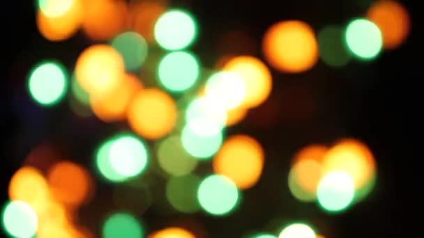 Lumières colorées déconcentrées scintillant sur fond noir 