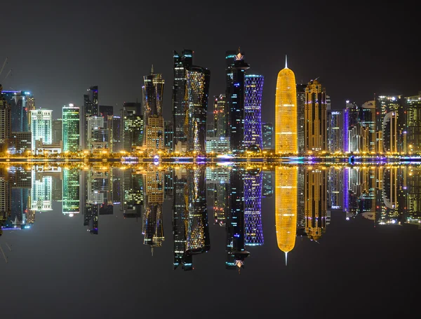 O horizonte de Doha à noite — Fotografia de Stock