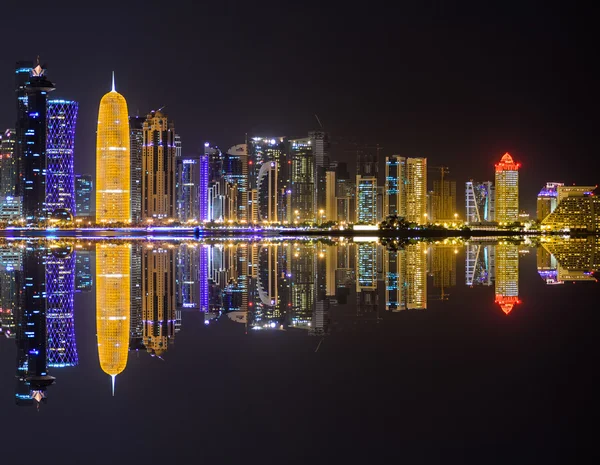 Доха skyline вночі — стокове фото
