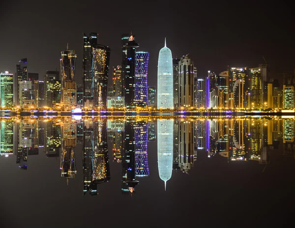 Doha Skyline bei Nacht — Stockfoto