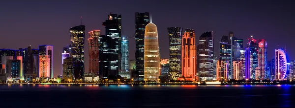 O horizonte de Doha à noite — Fotografia de Stock