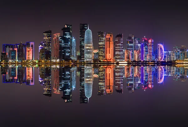 O horizonte de Doha à noite — Fotografia de Stock