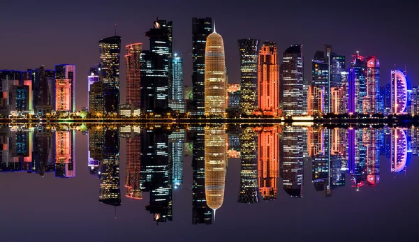 Horizonte de Doha por la noche —  Fotos de Stock