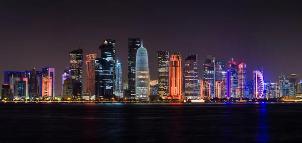 Doha skyline in de nacht — Stockfoto