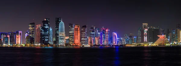 O horizonte de Doha à noite — Fotografia de Stock