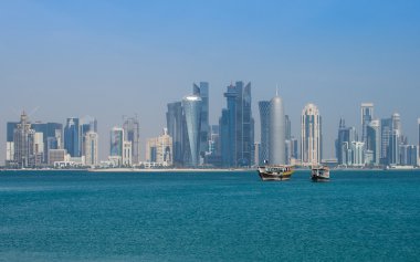Doha, Katar, manzarası ile bir dhow ön planda