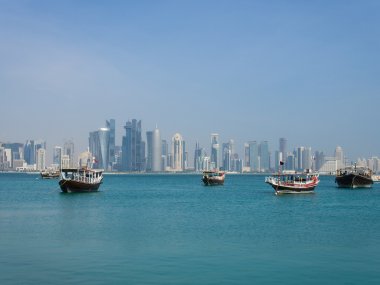Doha, Katar, manzarası ile bir dhow ön planda