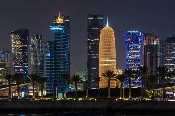 Linha do horizonte da cidade de Doha à noite — Fotografia de Stock