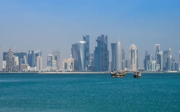 El horizonte de Doha, Qatar, con un dhow en primer plano — Foto de Stock