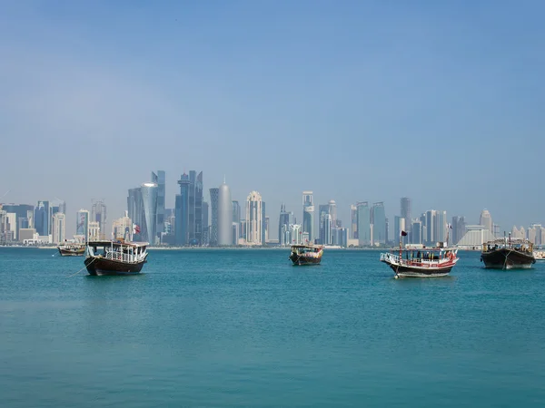 El horizonte de Doha, Qatar, con un dhow en primer plano — Foto de Stock