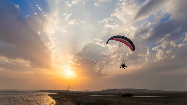 Yamaç paraşütü siluet beach batımında