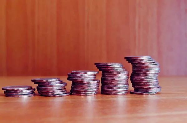 Bozuk paralar masanın üzerine dizilir ve film tonunda ahşap bir arka plan vardır.