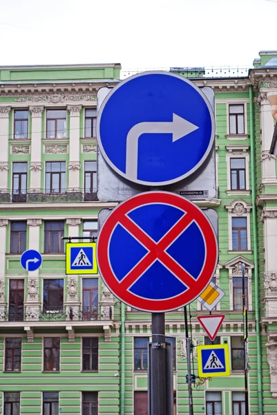 Señalización de tráfico en San Petersburgo, Rusia — Foto de Stock