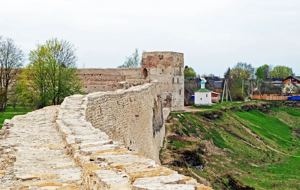 Izborsk 堡垒在春天 — 图库照片