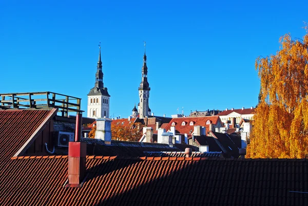 Tallinn telhados no outono — Fotografia de Stock