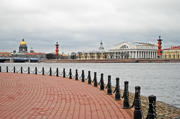 Вид на набережную Невы в Санкт-Петербурге — стоковое фото