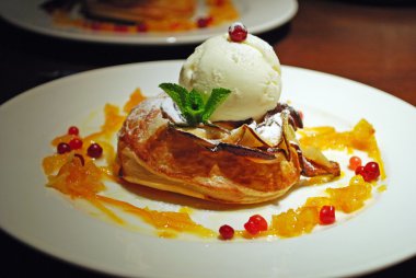 Elmalı turta ve dondurma.