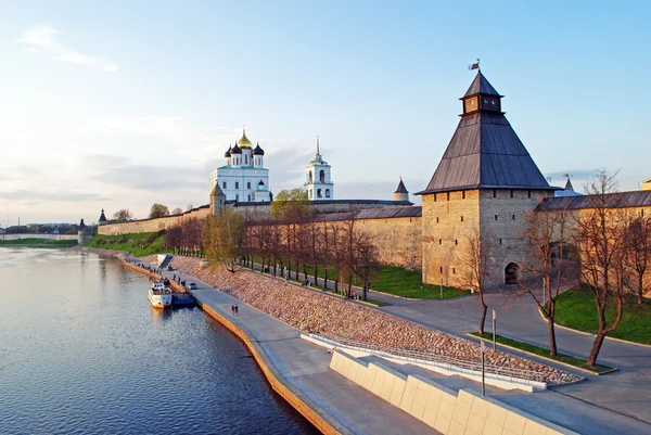 Pskov krom am velikaya fluss, russland — Stockfoto
