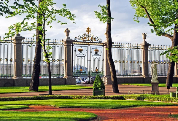 Summer garden in Saint Petersburg — Stock Photo, Image