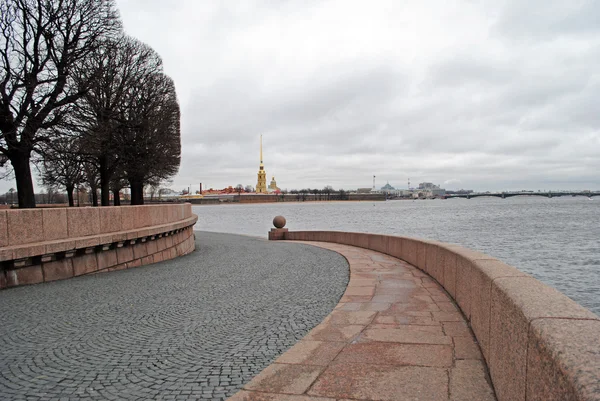 Вид на набережную Петропавловской крепости и Невы — стоковое фото