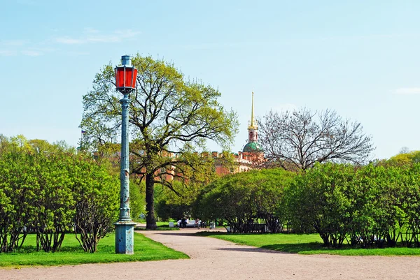 Das Marsfeld und das Michailowsky-Schloss in Saint-petersbur — Stockfoto