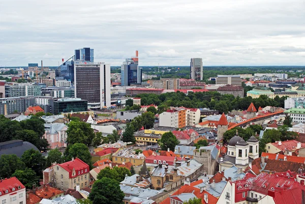 Panorama antigo e moderno de Tallinn — Fotografia de Stock