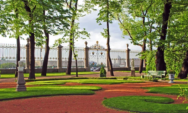 Ogród letni w Sankt Petersburgu — Zdjęcie stockowe