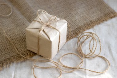 Hediye kutusu kraft kağıdına sarılıp sicim, ekolojik ambalaj, geri dönüşümlü kağıt, sıfır atık, kapat