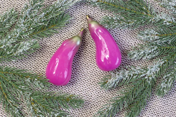 Ancienne décoration soviétique sur le sapin de Noël, aubergines jouet en verre gros plan sur fond tricoté — Photo