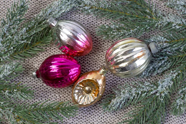 Παλιά σοβιετική διακόσμηση στο χριστουγεννιάτικο δέντρο, γυάλινο παιχνίδι φράουλα και κουκουνάρι από κοντά σε πλεκτό φόντο — Φωτογραφία Αρχείου