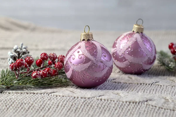 Mooie lila kerstballen met patronen in op een gezellige licht gebreide achtergrond, close-up — Stockfoto