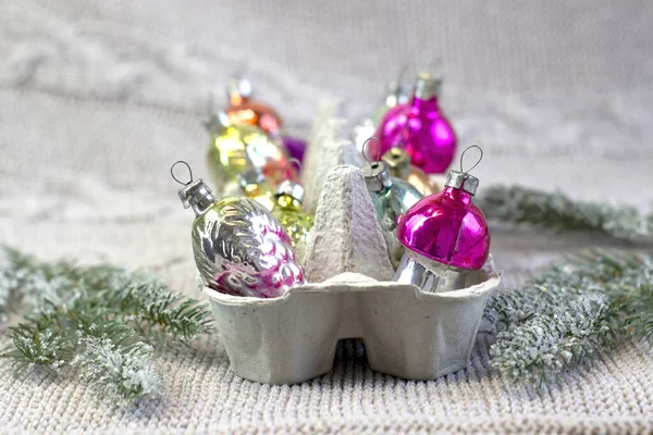 Decoração soviética velha na árvore de Natal, morango de brinquedo de vidro e cone de pinho perto no fundo de malha — Fotografia de Stock