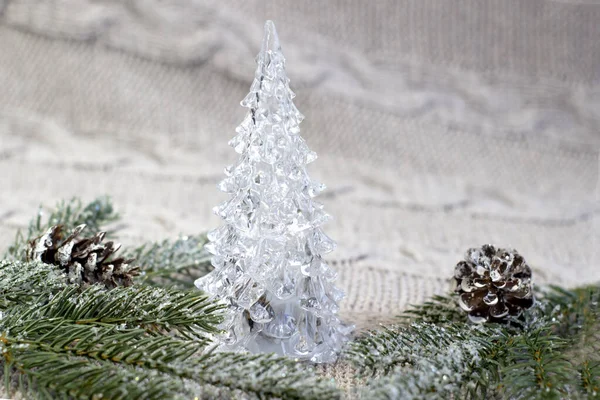 Χριστουγεννιάτικο δέντρο γυάλινο κοντά, σε άνετο πλεκτό φόντο, με κλαδί χριστουγεννιάτικου δέντρου — Φωτογραφία Αρχείου